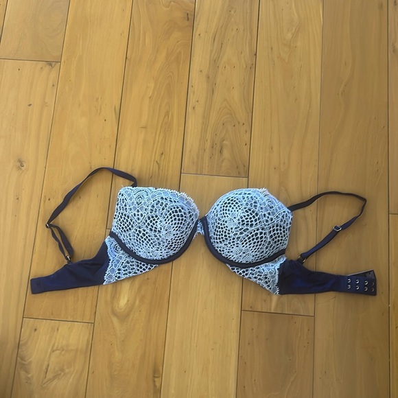 Victoria Secret Very Sexy Push Up Bra. Excellent condition - Picture 1 of 2